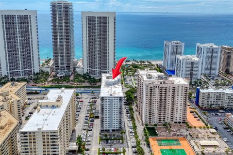 Condo in Hallandale Beach, Florida, 1 bedroom № 1986016 - photo 1