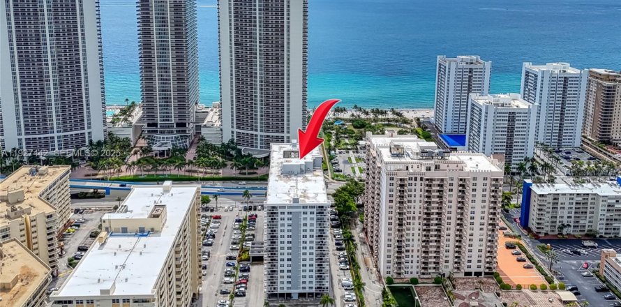 Condo in Hallandale Beach, Florida, 1 bedroom № 1986016