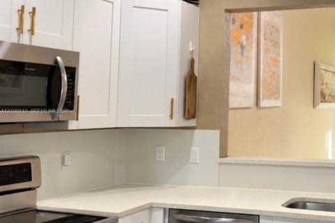 Townhouse in Pompano Beach, Florida 3 bedrooms, 230.12 sq.m. № 2401376 - photo 5