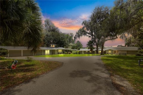 House in Lady Lake, Florida 4 bedrooms, 306.02 sq.m. № 1778680 - photo 1