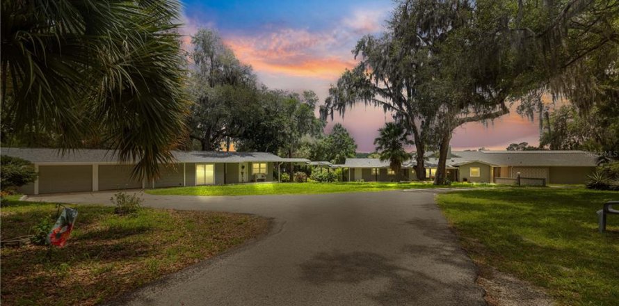 House in Lady Lake, Florida 4 bedrooms, 306.02 sq.m. № 1778680