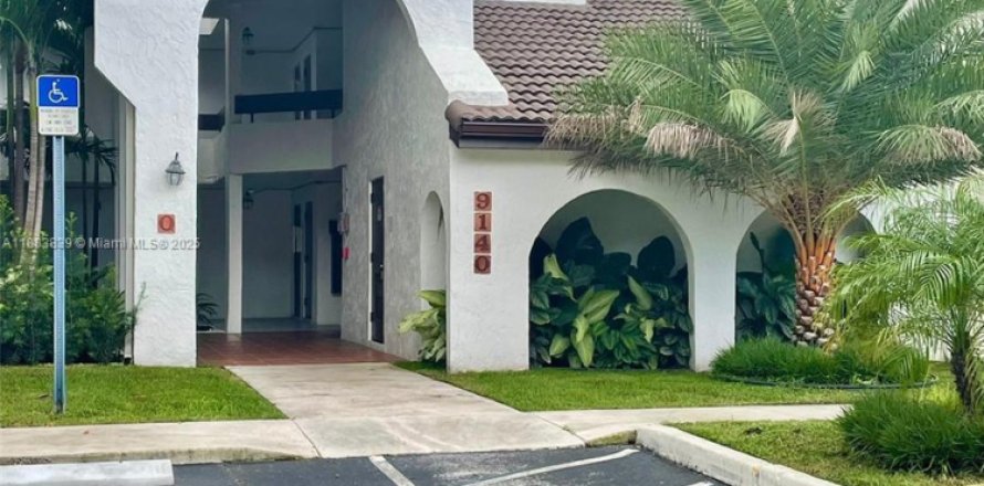 Condominio en Miami, Florida, 2 dormitorios № 1932623