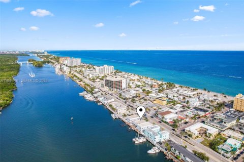 Condo in Hollywood, Florida, 1 bedroom  № 2059775 - photo 2