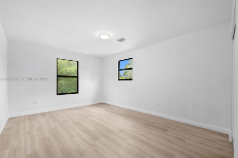 House in Miami, Florida 4 bedrooms, 209.22 sq.m. № 2240091 - photo 27