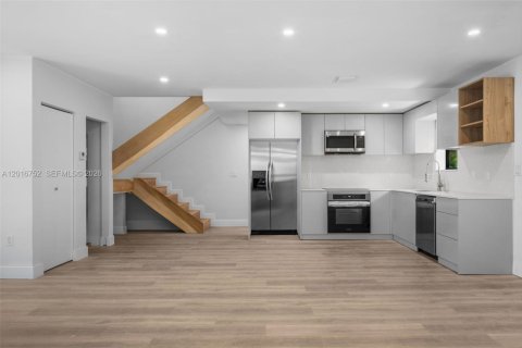 House in Miami, Florida 4 bedrooms, 209.22 sq.m. № 2240091 - photo 13