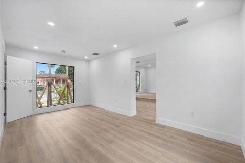 House in Miami, Florida 4 bedrooms, 209.22 sq.m. № 2240091 - photo 16