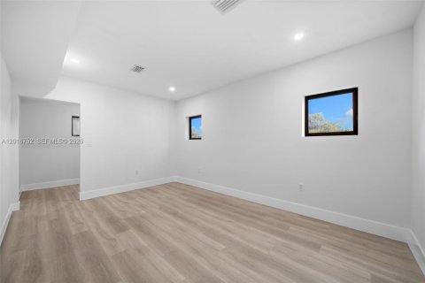 House in Miami, Florida 4 bedrooms, 209.22 sq.m. № 2240091 - photo 23