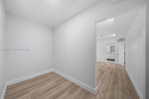 House in Miami, Florida 4 bedrooms, 209.22 sq.m. № 2240091 - photo 24