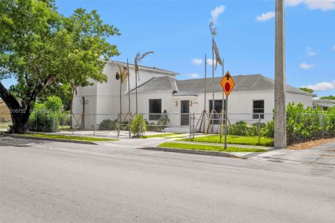House in Miami, Florida 4 bedrooms, 209.22 sq.m. № 2240091 - photo 3