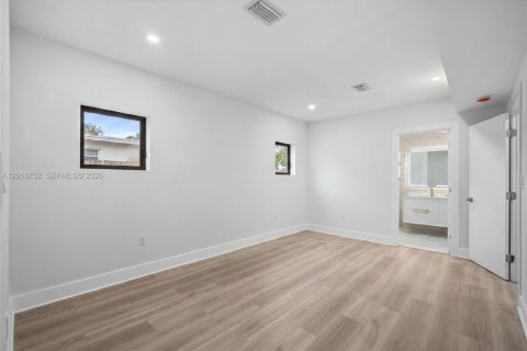 House in Miami, Florida 4 bedrooms, 209.22 sq.m. № 2240091 - photo 25