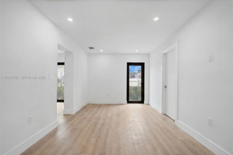 House in Miami, Florida 4 bedrooms, 209.22 sq.m. № 2240091 - photo 18