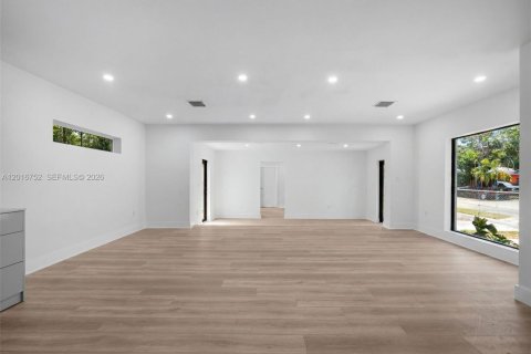 House in Miami, Florida 4 bedrooms, 209.22 sq.m. № 2240091 - photo 8