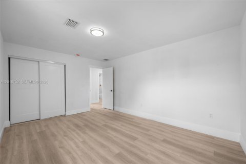 House in Miami, Florida 4 bedrooms, 209.22 sq.m. № 2240091 - photo 29