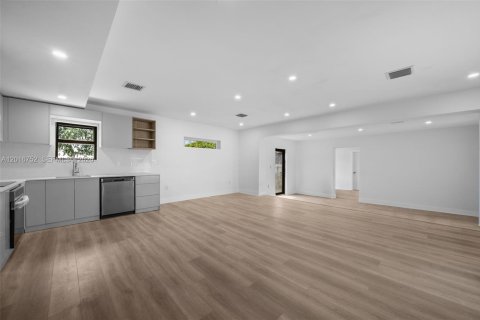 House in Miami, Florida 4 bedrooms, 209.22 sq.m. № 2240091 - photo 9