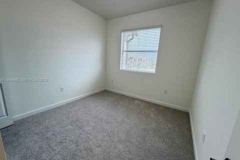 Снять в аренду таунхаус в Флорида-Сити, Флорида 3 спальни, 127.83м2, № 2005187 - фото 4