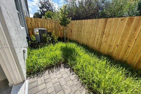 Снять в аренду таунхаус в Флорида-Сити, Флорида 3 спальни, 127.83м2, № 2005187 - фото 18