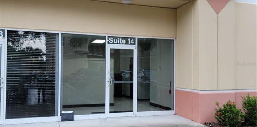 Commercial property in Venice, Florida 215.35 sq.m. № 2400290