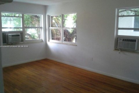 Propiedad comercial en venta en Miami Beach, Florida № 1948130 - foto 18