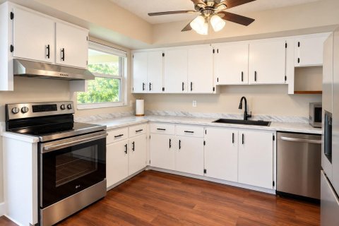 House in Hobe Sound, Florida 2 bedrooms, 108.14 sq.m. № 2384612 - photo 5