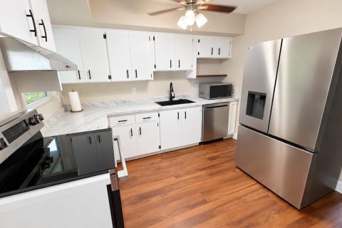 House in Hobe Sound, Florida 2 bedrooms, 108.14 sq.m. № 2384612 - photo 12