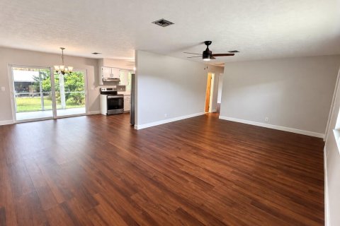 House in Hobe Sound, Florida 2 bedrooms, 108.14 sq.m. № 2384612 - photo 4