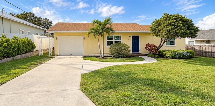 House in Hobe Sound, Florida 2 bedrooms, 108.14 sq.m. № 2384612