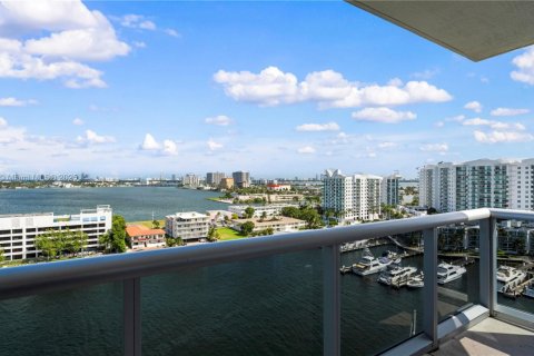Снять в аренду кондоминиум в Норт-Бей-Виллидж, Флорида 3 спальни, 159.05м2, № 2034371 - фото 2