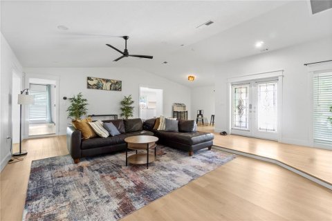 House in Palm Harbor, Florida 4 bedrooms, 214.79 sq.m. № 2201724 - photo 9