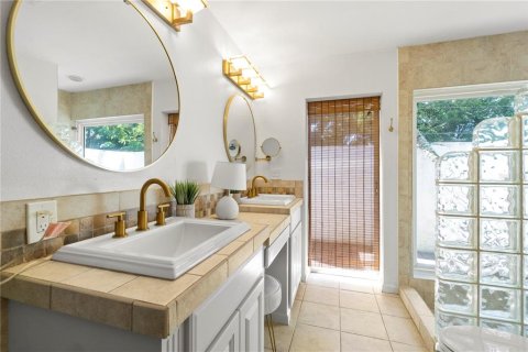 House in Palm Harbor, Florida 4 bedrooms, 214.79 sq.m. № 2201724 - photo 18