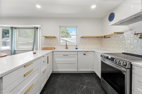 House in Palm Harbor, Florida 4 bedrooms, 214.79 sq.m. № 2201724 - photo 14