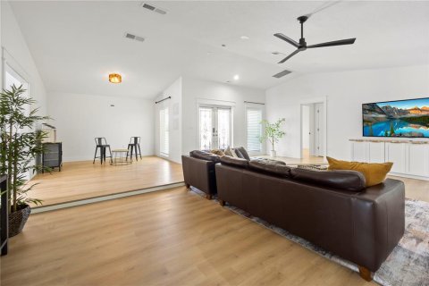 House in Palm Harbor, Florida 4 bedrooms, 214.79 sq.m. № 2201724 - photo 11