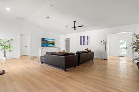 House in Palm Harbor, Florida 4 bedrooms, 214.79 sq.m. № 2201724 - photo 10