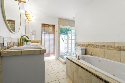 House in Palm Harbor, Florida 4 bedrooms, 214.79 sq.m. № 2201724 - photo 20
