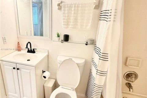Condo in Plantation, Florida, 2 bedrooms  № 2054296 - photo 27