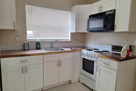 Commercial property in Hollywood, Florida 173.82 sq.m. № 2146905 - photo 28
