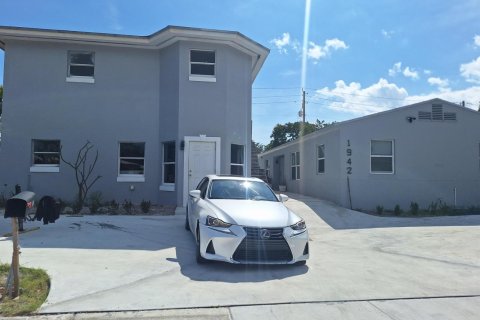 Commercial property in Hollywood, Florida 173.82 sq.m. № 2146905