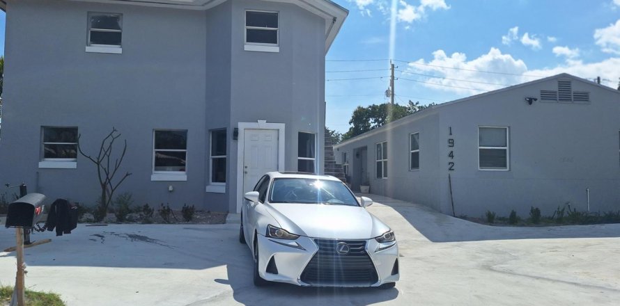 Commercial property in Hollywood, Florida 173.82 sq.m. № 2146905