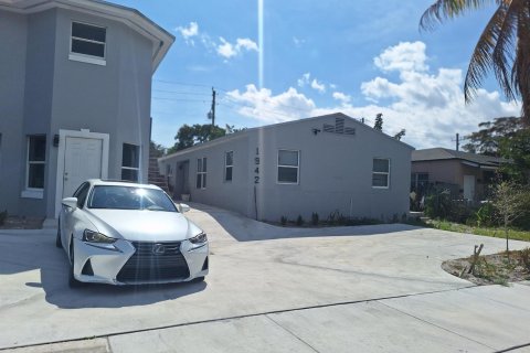 Commercial property in Hollywood, Florida 173.82 sq.m. № 2146905 - photo 2