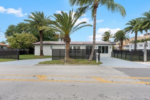 Casa en venta en Surfside, Florida, 4 dormitorios, 182.37 m2 № 2175675 - foto 4
