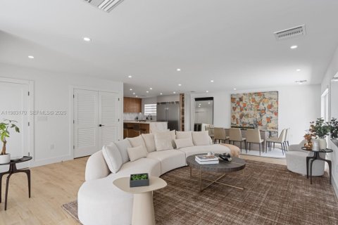 Casa en venta en Surfside, Florida, 4 dormitorios, 182.37 m2 № 2175675 - foto 19