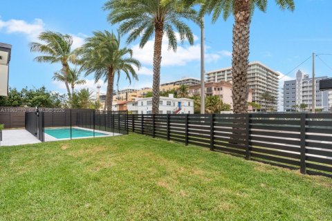 Casa en venta en Surfside, Florida, 4 dormitorios, 182.37 m2 № 2175675 - foto 11
