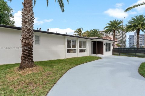 Casa en venta en Surfside, Florida, 4 dormitorios, 182.37 m2 № 2175675 - foto 7