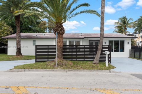 Casa en venta en Surfside, Florida, 4 dormitorios, 182.37 m2 № 2175675 - foto 3