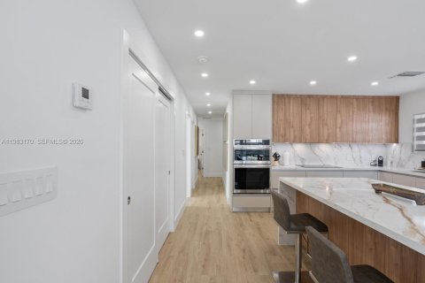 Casa en venta en Surfside, Florida, 4 dormitorios, 182.37 m2 № 2175675 - foto 30
