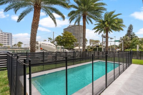 Casa en venta en Surfside, Florida, 4 dormitorios, 182.37 m2 № 2175675 - foto 12
