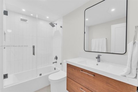 Condo in Coral Gables, Florida, 1 bedroom  № 1758659 - photo 11