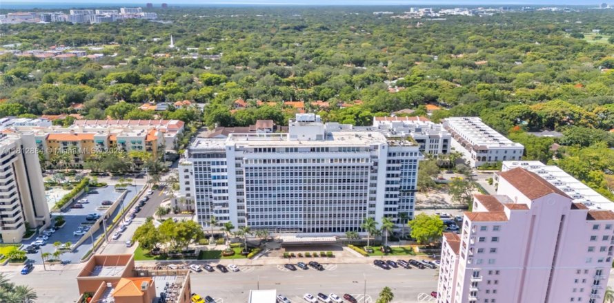 Condo in Coral Gables, Florida, 1 bedroom  № 1758659