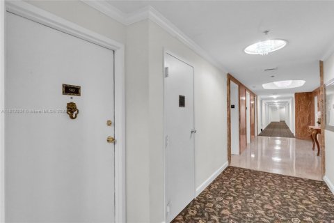 Condo in Coral Gables, Florida, 1 bedroom  № 1758659 - photo 2