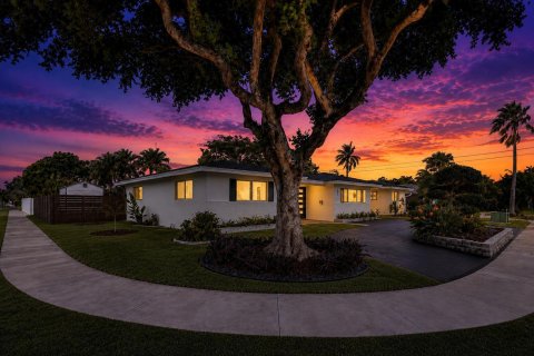 House in Pompano Beach, Florida 3 bedrooms, 169.45 sq.m. № 2265856