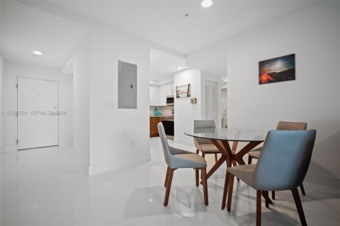 Condo in Doral, Florida, 2 bedrooms № 2176444 - photo 6